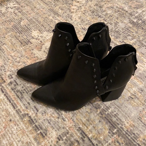 Brand New Studded Leather Steve Madden Booties 8 - Picture 2 of 5